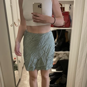 & other stories minikjol  - Blå/grön kjol från other stories i stl 36. Knappt använd! 