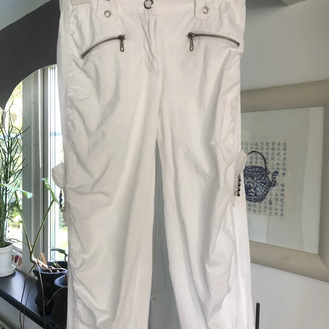 Vita byxor med snygga detaljer