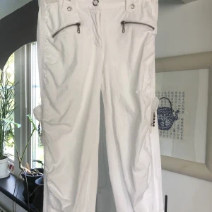 Vita byxor med snygga detaljer  - Fint skick 