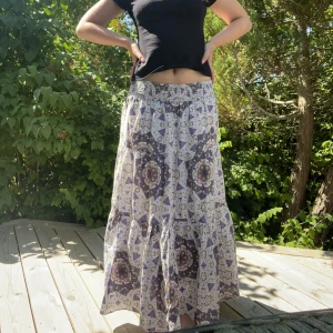 Långkjol - Superfin långkjol! Fint mönster🌸 Jag är 167cm för referens🥰 Slriv vid frågor👗