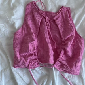 Ljusrosa tröja - Köpt på Zara. Fin knytning i ryggen. Använd 2 gånger. 