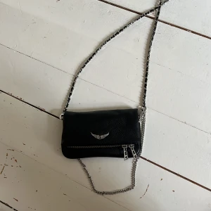 Zadig väska - Säljer min fina zadig väska i den lilla modellen, Den är i nyskick och nästan aldrig använd❤️skriv om ni har några frågor eller vill köpa, pris kan diskuteras 😊