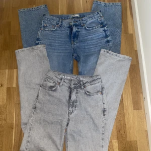 Raka jeans - Säljer två st raka jeans. Dom blåa är från Gina, strl 34 och lågmidjade. De gråa är den Bik Bok i samma storlek o är mid Waist. Få dom för en väldigt billig peng tillsammans. Hör annars av er om ni vill köpa ett par av dom. Pris kan diskuteras. 😊