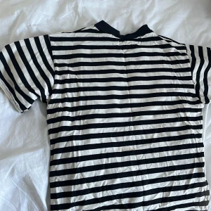 Randig tröja - Köpt för flera år sedan men använder inte längre. Snygg och trendig. 