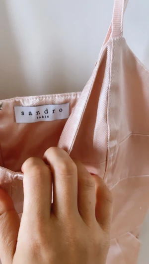 Rosa cocktail klänning sandro  - Fin rosa cocktail klänning från sandro Paris nypris 1800 släpper för 800 