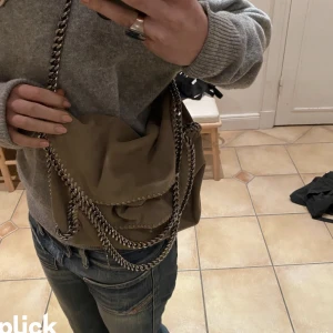 Stella väska  - Är det nån som vill byta denna  beiga Stella väska eller köpa den . Hade kunnat byta mot en annan Stella väska, valentino väska, atp väska, och allt i ungefär samma prisklass! Kan även sälja vid bra bud. Den är äkta, säljer endast då ja tröttnat 