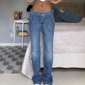 Behöver tyvärr sälja vidare dessa så coola byxor då dem tyvärr va för stora på mig, så förra ägarens bilder! Så fina och LÅNGA jeans från Replay, hon på bilden är 175.   Midjemått: 45cm Innerbenslängd: 94cm