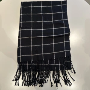 Halsdukar - Två halsdukar 30kr styck