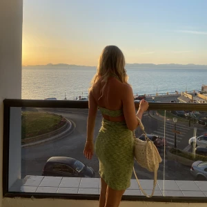 Grön klänning - Supersnygg grön klänning som ser ut att vara tvådelad bakifrån. Använd 2 ggr.💛