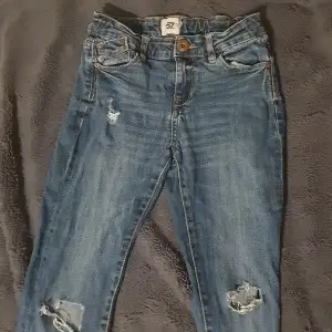 Ett par mörkblå skinny jeans ifrån lager 157 i modellen 