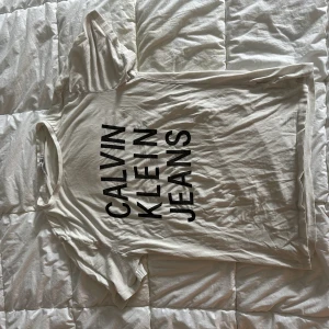 Calvin Klein jeans t-shirt  - Resning av garderob. Calvin Klein t-shirt i bra skick. Kom med pris vid intresse. 