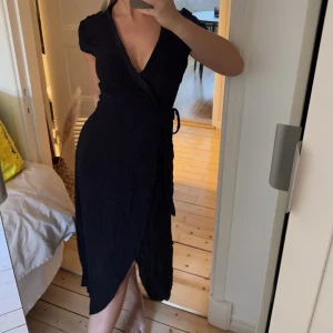 Klänning från & Other stories - Säljer en superfin helt oanvänd omlottklänning från other stories, perfekt för sommaren🤍