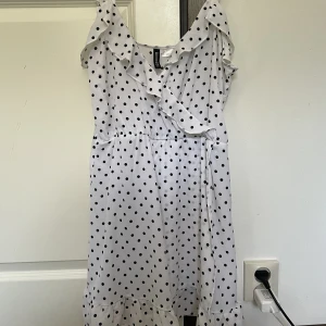 Söt sommarklänning - Verkligen super fin sommarklänning, har en lika i annat mönster så säljer denna som jag inte använder, verkligen så söt med sötta detaljer och allt!! Bra kvalité!!