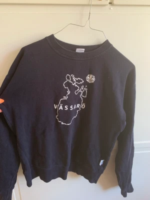 Vässarötröja - Klassisk Vässarötröja som säljs då den aldrig används. Pris: 100 kr. Storlek: S  