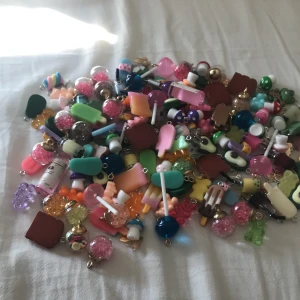 Berlocker följer med påsar  - Berlocker vissa med hänge, är i gott skick. 2kr st 