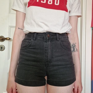 Svarta jeansshorts - Svarta tighta jeansshorts.