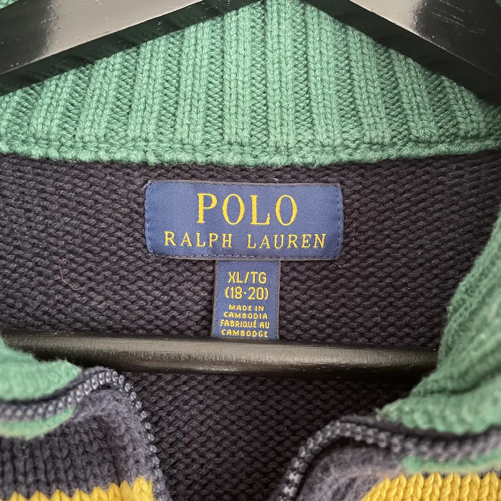 Polo Raplh Lauren stickad tröja. Ungdom storlek XL/18-20, passar för ungefär 170cm. Inga skador.. Stickat.