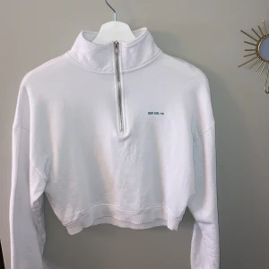 Vit tröja - Den är använd endast 2 gånger och det finns inga tecken på användning säljer för 120kr storlek xs. Köparen betalar för frakten. Pris kan diskuteras, tryck ej på köp nu kontakta gärna mig om ni är intresserade.  