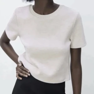 Zara tröja  - Hej säljer min Zara croppad tröja🥰 tror den är slutsåld på hemsidan men är osäker, det är en storlek small sista bilden är lånad, skickar fler bilder ifall ni vill men inte på då den är för liten för mig❤️ 