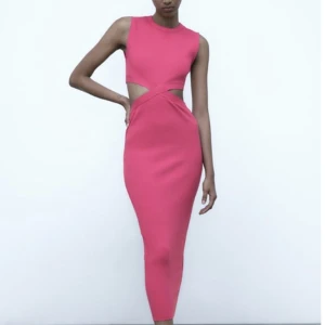 Superfin Zara klänning  - Jättefin och helt oanvänd zara klänning med prislappen kvar, storlek S i fuschia färg. Helt slutsåld på zara hemsida. Säljs pga köpt i dublett!