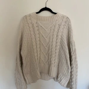 Stickad tröja - Otrolig grovstickad tröja! Älskar denna men känner att den ska få nytt hem. Den är beige och lite oversized