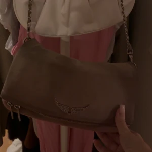 Zadig väska  - Nu säljer jag min Rosa Zadig väska i mocka! 💕Du får med ett längre band och även påse! 