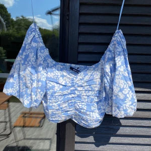 Sommarblus - En väldigt fin, somrig sommartopp från Gina. Bara använd en handfull gånger! 🦋🌸