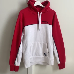 Jättefin tröja! - En jättefin Hollister tröja! Har använt den några gången, men har slutat använda pgd av att det är inte min stil längre🥲. Tröjan skulle kunna passa med en kjol på en sommar kväll. 