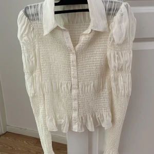 Söt blus &other stories - Väldigt söt och fin blus från &other stories. Använd ett fåtal gånger, i mycket bra skick. 