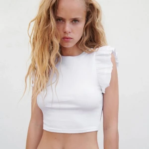  volang tröja  - Säljer denna super snygga tröjan från Zara, eftersom den är för liten för mig, tröjan är använd 1 gång o är i bra skick (inga fläckar) 