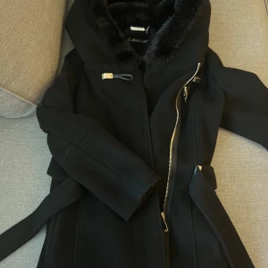 Calvin Klein Kappa XXS Petite - Calvin Klein kappa i XXS petite köpt i Macy’s USA. Fint skick! Orginalpris $300.