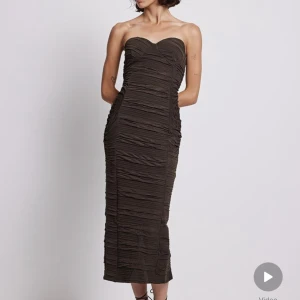 Cup Tube Midi Dress - Helt oanvänd klänning från na-kd, ligger fortfarande i förpackning. Säljer pga att jag köpte flera och glömde skicka tillbaka i tid.  Köpt för 499kr