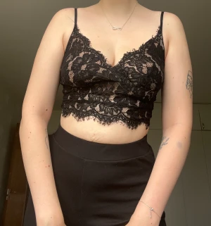 Black crop top - Beautiful crop top, sadly too small for me. Size M, from New Yorker.