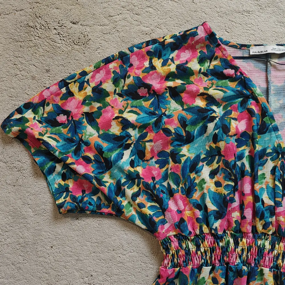Jättefin blommig klänning från pull and bear i nyskick! . Mekot.