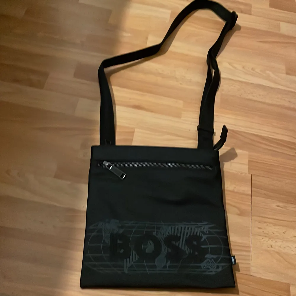 Ny boss väska in i lagret , inte använd nyköpt , originell pris 1189 kr , sällsynt version finns inte längre i boss webbsidan . Väskor.