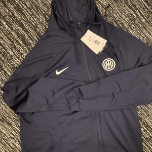 Nike X Inter Hoodie  - Inter Hoodie träningsmaterial. Storlek XL  aldrig använd bara på provad Säljs pga att den är för stor. 🙂