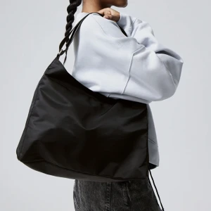 Weekday väska - Carry bag från weekday som har andvänts fåtal gånger. Säljer då jag inte får andvändning för den. Perfekt till skolan. Nypris 400💕