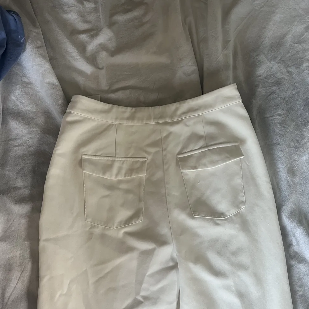 Snyggaste vita kostym byxorna med fickor på rumpan från Hanna schönbergs kollektion med NA-KD🤍🤍🤍. Jeans & Byxor.