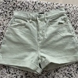 Ljusgröna jeans shorts (syns på bild 3). Kanten går att vika ned:) Aldrig använda, bara testade. Från lager 157, inga defekter.