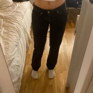 Jeans - Säljer mina snygga lågmidjade jeans från lager 157 då om inte kommer till någon användning. Dom är som nya då jag knappast använt dom. Skriv för fler frågor osv💕💕