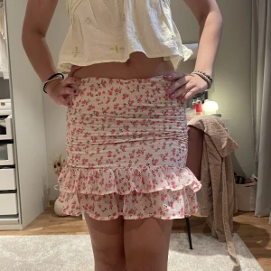 Blommig kjol - Säljer den här jätte fina kjolen ifrån Bikbok som jag köpte får två somrar sen. Nyskick och jätte fin. Lägger ut för den kommer inte till användning längre 