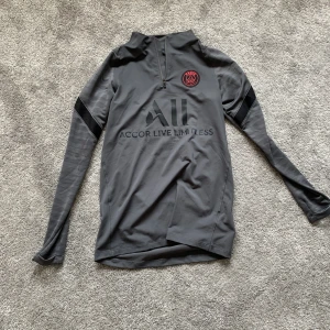 Psg tröja - Säljer denna nya psg tröjan. Använd fåtal gånger. Kan stryka dem innan dem skickas så den inte är så skrynklig. Köparen står för frakt