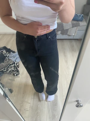svarta jeans - högmidjade jeans i storlek 40 från madlady❣️ köpta i december 2021 och har använts mycket sen dess, men inga synliga defekter! funkar bra i längd på mig som är 177❤️