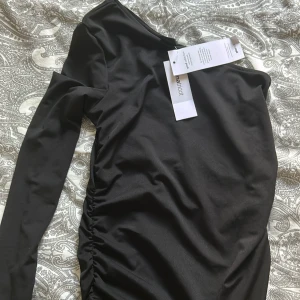 Oanvänd one shoulder topp - Har aldrig använts och har lapparna kvar 