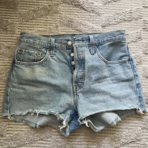 levis 501 shorts - w27 in good shape, used