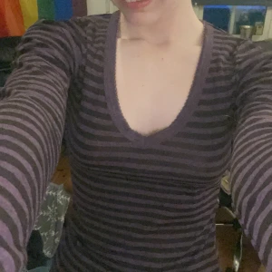 y2k långärmad tröja - svin skön och sitter as bra! är tyvärr inte min stil vilket är anledningen för att jag säljer :))