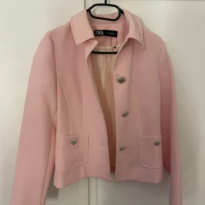 Kavaj från zara  - Rosa kavaj från zara. Använd endast en gång 