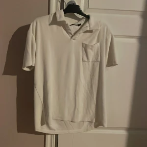 Frotté pikétröja  - En pikétröja från lager 157 i bra skick! Stl M men passar som S. Nypris 199kr.