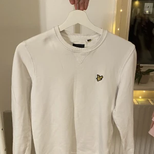 Lyle and Scott Sweatshirt Vit - Använd ungefär 10 gånger, köpt från jeansbolaget för 899kr, inte sönder nånstans, Storlek Xs men passar även S, Säljer för att jag har växt ut den. Skick 9/10