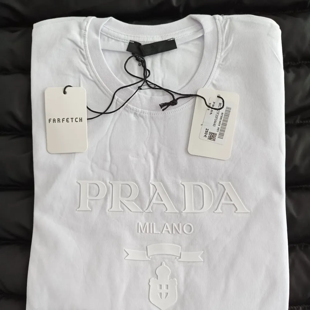 Hej jag säljer Balmain Prada Armani och andra märkes tröjor skicka dm.. T-shirts.